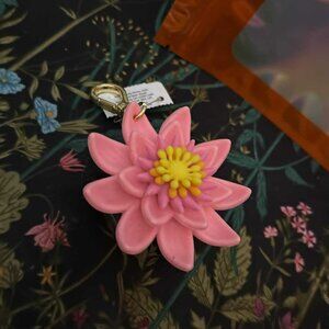 Bath & Body works Flower Hand Sanitizer holder NEW W/tag